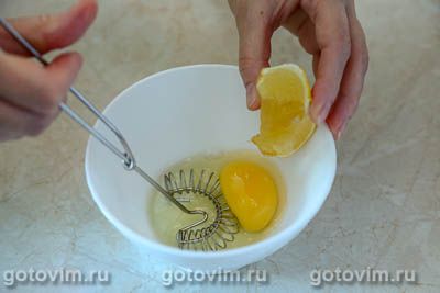 Свинина по-гречески, тушенная с сельдереем и зеленым луком в соусе авголемоно Свинина по-гречески, тушенная с сельдереем и зеленым луком в соусе авголемоно