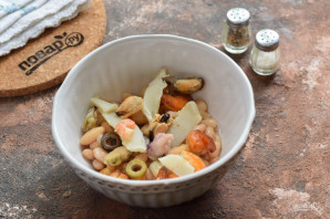 Салат с фасолью и морепродуктами Салат с фасолью и морепродуктами