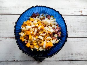 Салат с грецкими орехами и колбасой