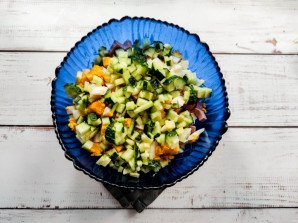 Салат с грецкими орехами и колбасой