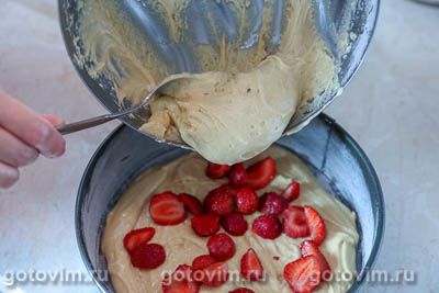 Шарлотка с клубникой Шарлотка с клубникой