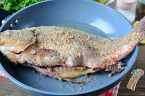 Жареный карась в сухарях Жареный карась в сухарях