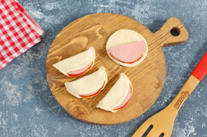 "Ушки" с колбасой и помидорами "Ушки" с колбасой и помидорами