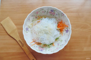 Китайский салат с крахмальной лапшой Китайский салат с крахмальной лапшой