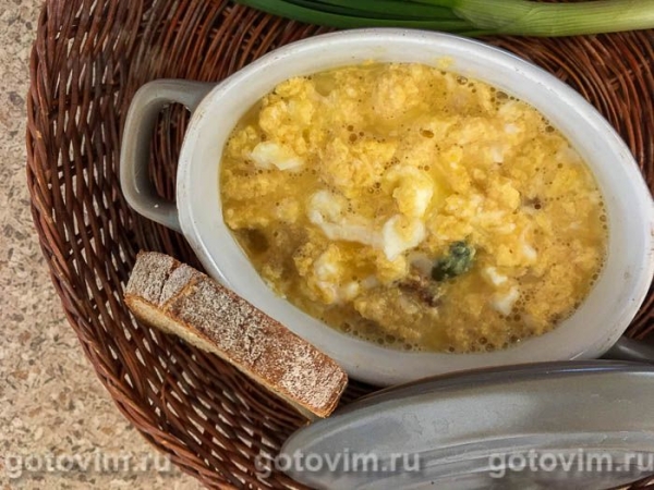 Омлет пашот с ряженкой, черным хлебом и каперсами