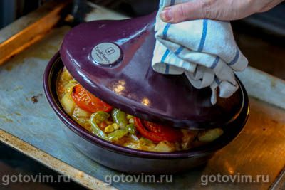 Свинина с овощами и слоеным тестом в тажине Свинина с овощами и слоеным тестом в тажине