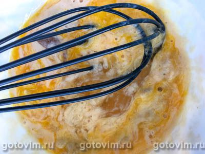 Омлет пашот с ряженкой, черным хлебом и каперсами