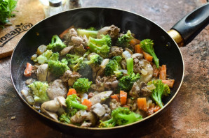 Куриная печень с брокколи Куриная печень с брокколи