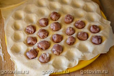 Мини-пирожки из слоеного теста в форме для пельменей Мини-пирожки из слоеного теста в форме для пельменей