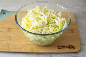 Салат из капусты с черносливом и яблоком