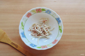 Салат с кальмарами и перепелиными яйцами Салат с кальмарами и перепелиными яйцами