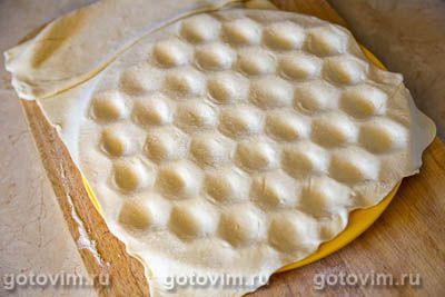 Мини-пирожки из слоеного теста в форме для пельменей Мини-пирожки из слоеного теста в форме для пельменей