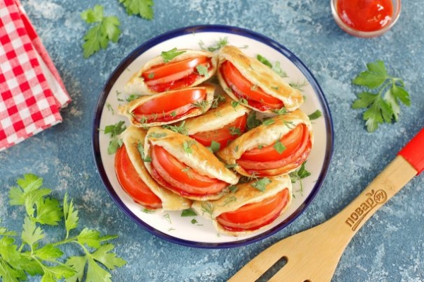 "Ушки" с колбасой и помидорами "Ушки" с колбасой и помидорами