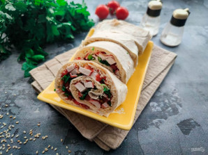 Рулет из лаваша с крабовыми палочками и помидорами Рулет из лаваша с крабовыми палочками и помидорами