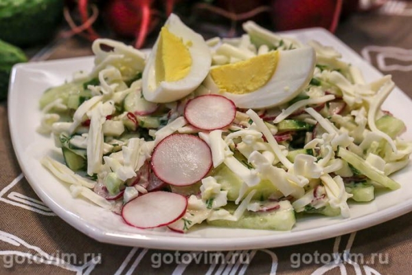 Салат из редиски с огурцом, яйцом и плавленым сырком