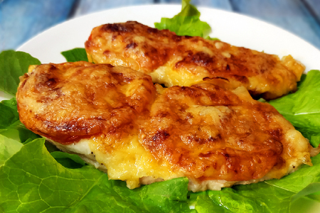 Нежные куриные отбивные с помидором под сырной шубой