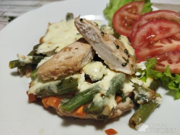 Рецепт: Куриное филе со стручковой фасолью - под творожной заливкой в духовке Рецепт: Куриное филе со стручковой фасолью - под творожной заливкой в духовке