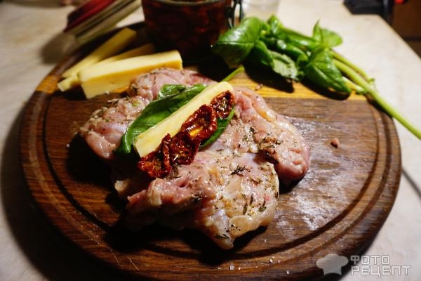 Рецепт: Окорочка во французском стиле с булгуром - с вялеными помидорами, моцареллой и базиликом Рецепт: Окорочка во французском стиле с булгуром - с вялеными помидорами, моцареллой и базиликом