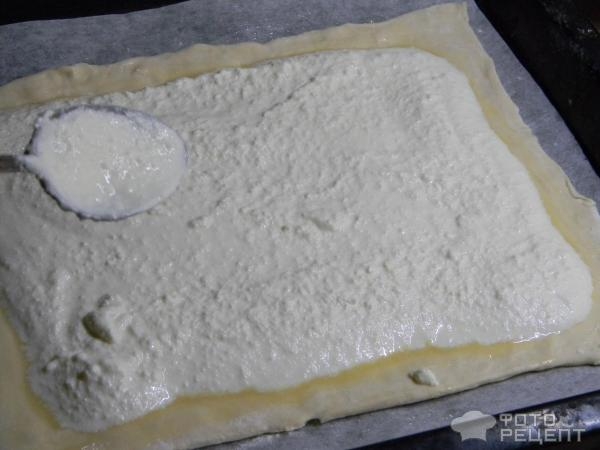 Рецепт: Пирог из слоеного теста с творогом и свежими ягодами - со сметаной и агар-агаром