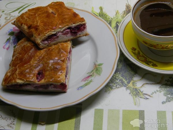 Рецепт: Пирог из слоеного теста с творогом и свежими ягодами - со сметаной и агар-агаром