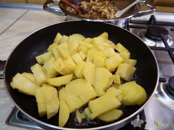 Рецепт: Жареная свиная грудинка с картошкой и луком - вкусно и по-домашнему Рецепт: Жареная свиная грудинка с картошкой и луком - вкусно и по-домашнему