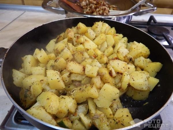 Рецепт: Жареная свиная грудинка с картошкой и луком - вкусно и по-домашнему Рецепт: Жареная свиная грудинка с картошкой и луком - вкусно и по-домашнему