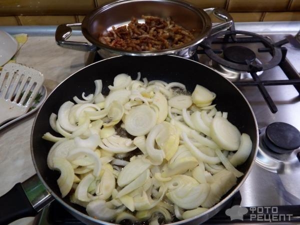 Рецепт: Жареная свиная грудинка с картошкой и луком - вкусно и по-домашнему Рецепт: Жареная свиная грудинка с картошкой и луком - вкусно и по-домашнему