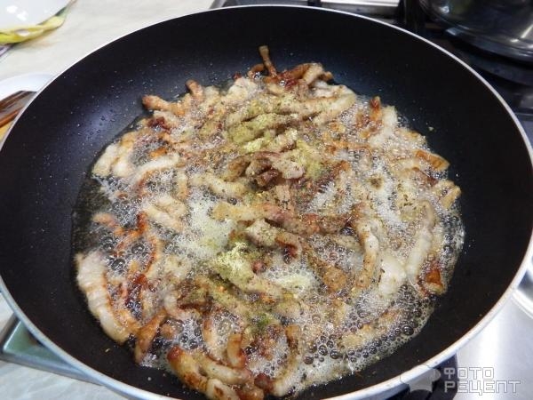 Рецепт: Жареная свиная грудинка с картошкой и луком - вкусно и по-домашнему Рецепт: Жареная свиная грудинка с картошкой и луком - вкусно и по-домашнему