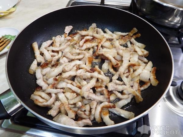 Рецепт: Жареная свиная грудинка с картошкой и луком - вкусно и по-домашнему Рецепт: Жареная свиная грудинка с картошкой и луком - вкусно и по-домашнему