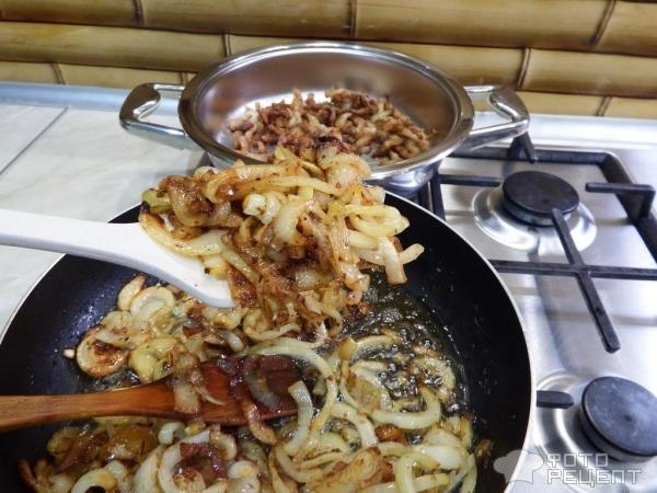 Рецепт: Жареная свиная грудинка с картошкой и луком - вкусно и по-домашнему Рецепт: Жареная свиная грудинка с картошкой и луком - вкусно и по-домашнему