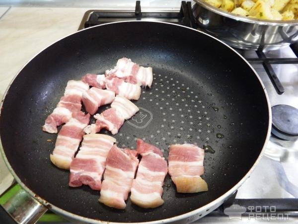 Рецепт: Жареная свиная грудинка с картошкой и луком - вкусно и по-домашнему Рецепт: Жареная свиная грудинка с картошкой и луком - вкусно и по-домашнему