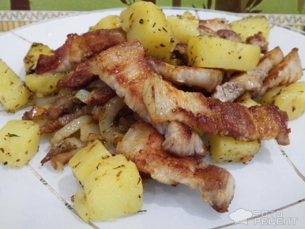 Рецепт: Жареная свиная грудинка с картошкой и луком - вкусно и по-домашнему Рецепт: Жареная свиная грудинка с картошкой и луком - вкусно и по-домашнему
