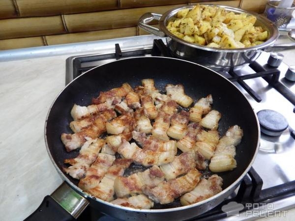 Рецепт: Жареная свиная грудинка с картошкой и луком - вкусно и по-домашнему Рецепт: Жареная свиная грудинка с картошкой и луком - вкусно и по-домашнему