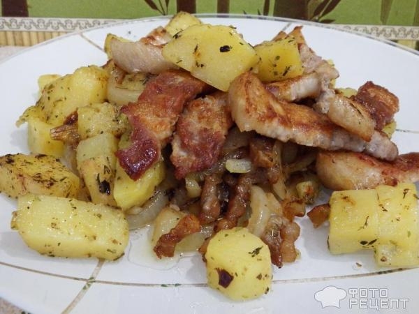 Рецепт: Жареная свиная грудинка с картошкой и луком - вкусно и по-домашнему Рецепт: Жареная свиная грудинка с картошкой и луком - вкусно и по-домашнему