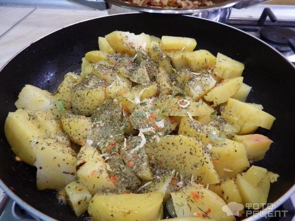 Рецепт: Жареная свиная грудинка с картошкой и луком - вкусно и по-домашнему Рецепт: Жареная свиная грудинка с картошкой и луком - вкусно и по-домашнему