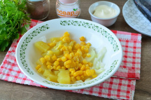 Салат из сельди с кукурузой