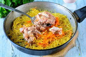 Вермишель с тушенкой на сковороде Вермишель с тушенкой на сковороде