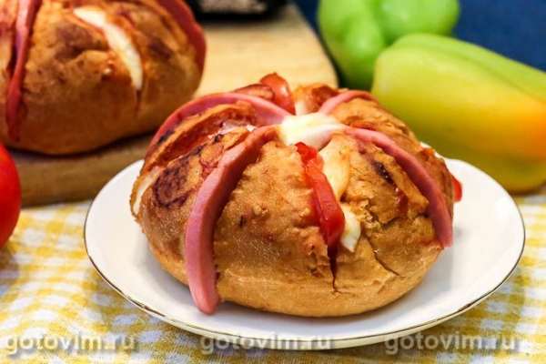 Горячие булочки, фаршированные колбасой, помидорами и сыром моцарелла