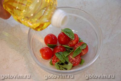 Брускетта с творожным сыром, помидорами черри и базиликом Брускетта с творожным сыром, помидорами черри и базиликом