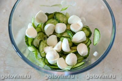 Салат из клубники с огурцами и сыром моцарелла