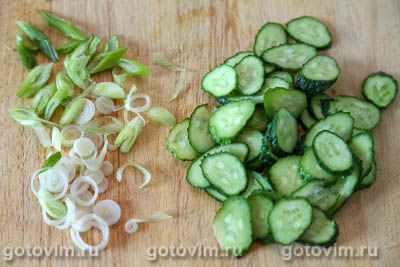 Салат из клубники с огурцами и сыром моцарелла