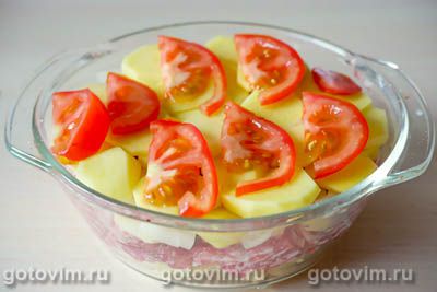 Картофельная запеканка с фаршем, помидорами и молочной заливкой Картофельная запеканка с фаршем, помидорами и молочной заливкой