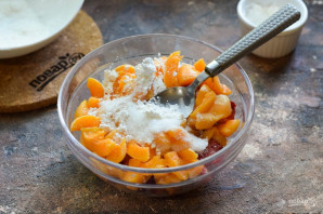 Пирог с абрикосами и клубникой в лаваше