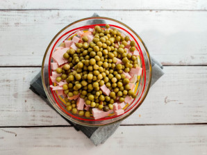 Салат из капусты, горошка и колбасы Салат из капусты, горошка и колбасы