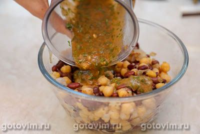 Мексиканский салат из нута, фасоли и лука