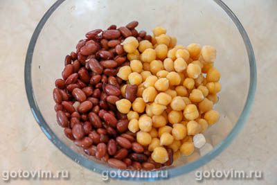 Мексиканский салат из нута, фасоли и лука