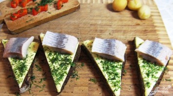 Закуска из черного хлеба с сельдью Закуска из черного хлеба с сельдью