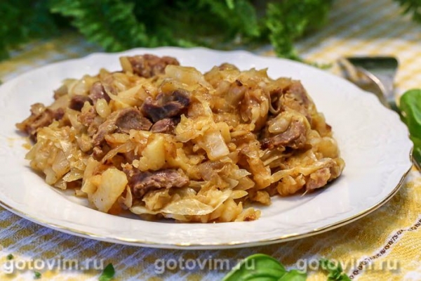 Куриные желудки, тушенные с картофелем и капустой