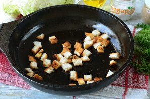 Салат с капустой, ветчиной и сухариками Салат с капустой, ветчиной и сухариками