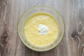 Шарлотка с яблоками на сметане в мультиварке Шарлотка с яблоками на сметане в мультиварке